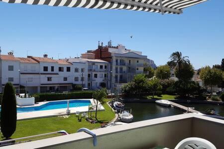 Port Sotavent 2C - Apartamento En La Marina De Empuriabrava - Piscina Comunitaria, - Parking - Vistas Al Canal - Cerca Centro Y Playa Dış mekan fotoğraf